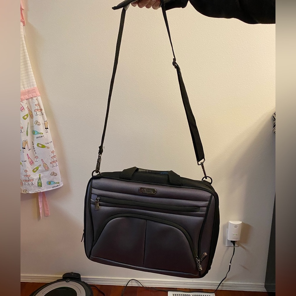 Kenneth Cole Reaction Computer Bag - Picture 2 of 5